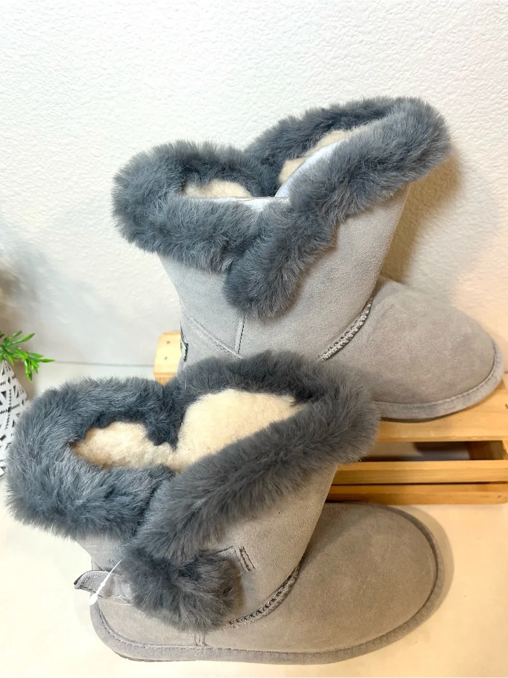 NWT BearPaw Kids Grey Sherpa Lined Suede Winter Boots Size 13